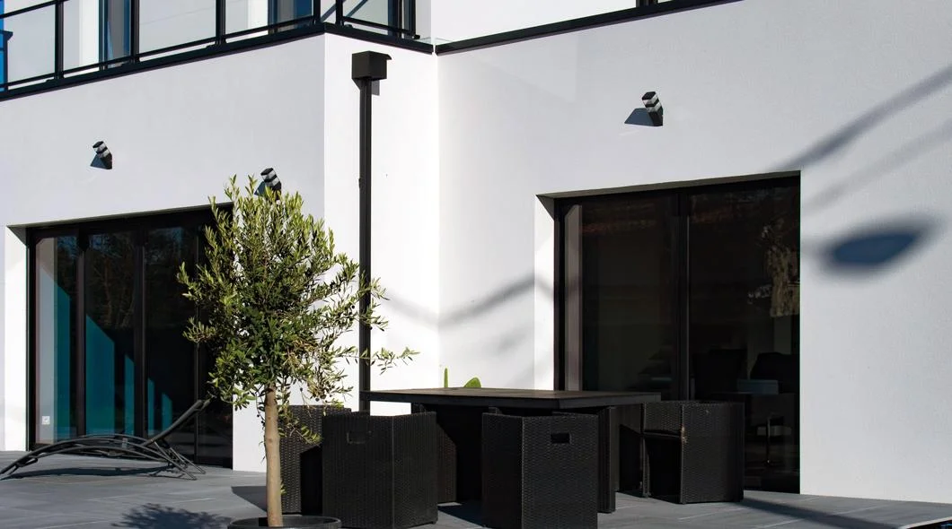 Grande baie vitrée en aluminium noir sur la façade d'une maison contemporaine à La Souterraine