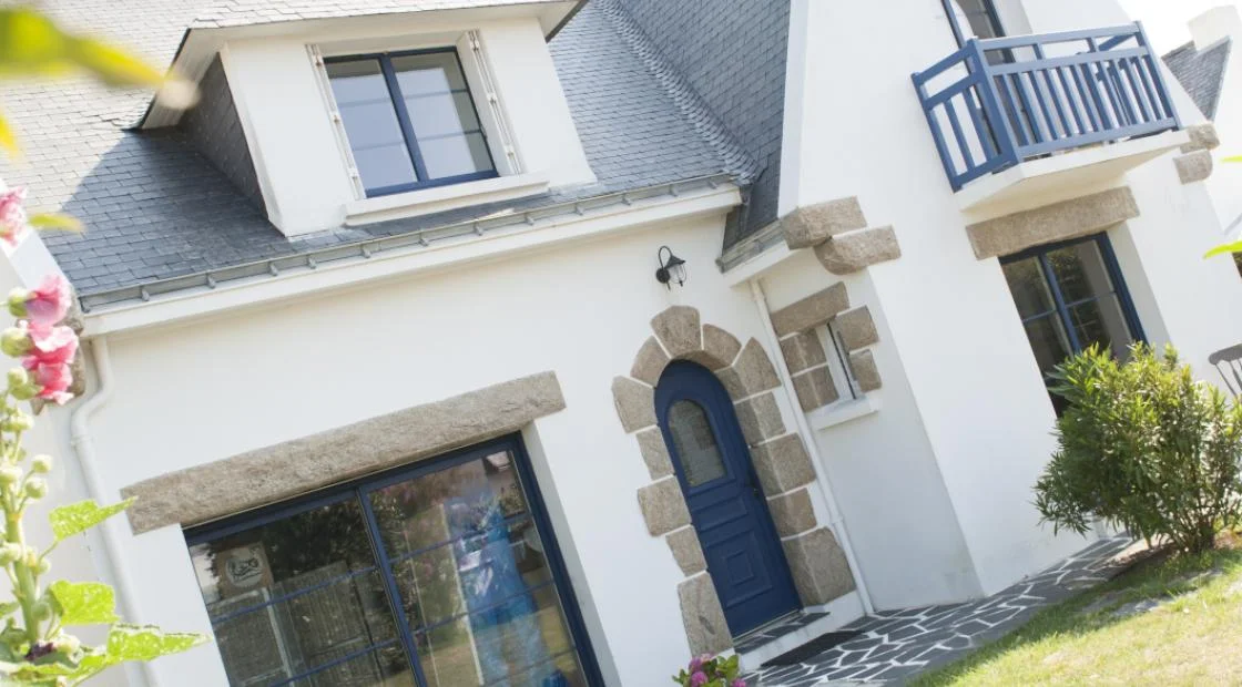 Fenêtres aluminium anthracite posées sur la façade en pierre d'une maison à La Souterraine