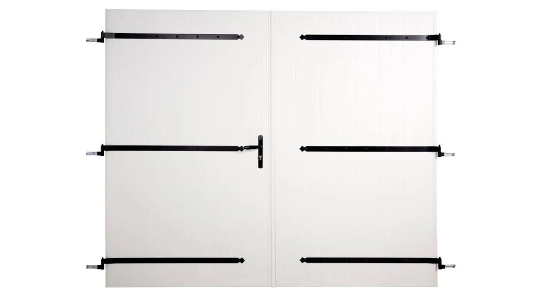 Porte de garage battante blanche à deux vantaux avec pentures noires, à La Souterraine